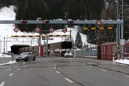 链接高度阿伯瑟兰加瑞士Vereina铁路隧道入口连接Klosters和Susch图片