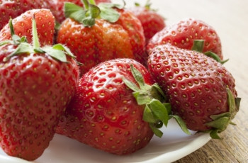 叶子白盘上的草莓果实白盘上的草莓果实盘子放在风化的板上果味乡村图片
