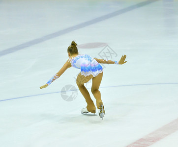 冰体育场上女子滑溜冰鞋训练健康竞技场图片