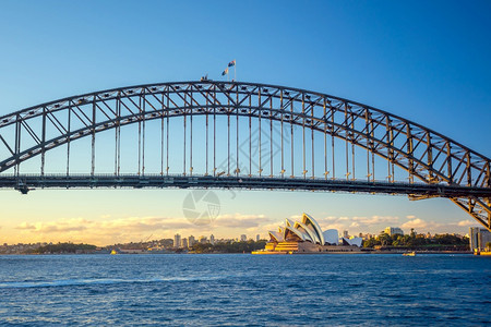 悉尼市中心的天际线与澳大利亚的蓝天城市建筑物图片