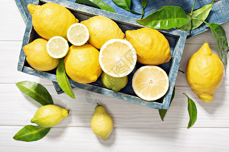 颜色黄的健康食品概念维他命CVitaminC有机新鲜柠檬水果和木制餐桌叶成熟图片