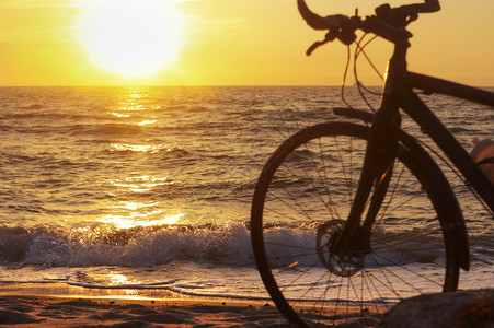 骑自行车阳光海边的黑色自行车海边的和日落海边的自行车和日落海边的黑色自行车年轻的图片