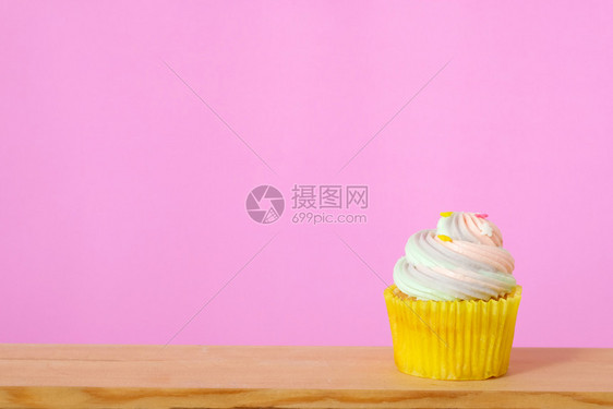 粉红背景纸上杯蛋糕复制文本空间生日周年贺卡背景等内容周年纪念日明亮的婚礼图片