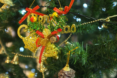 金的明亮分支圣诞节和新年假日背景图片