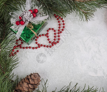 云杉雪覆盖玻璃板和圣诞玩具形式的fir树枝新年历史背景以雪盖玻璃为形式边界季节图片