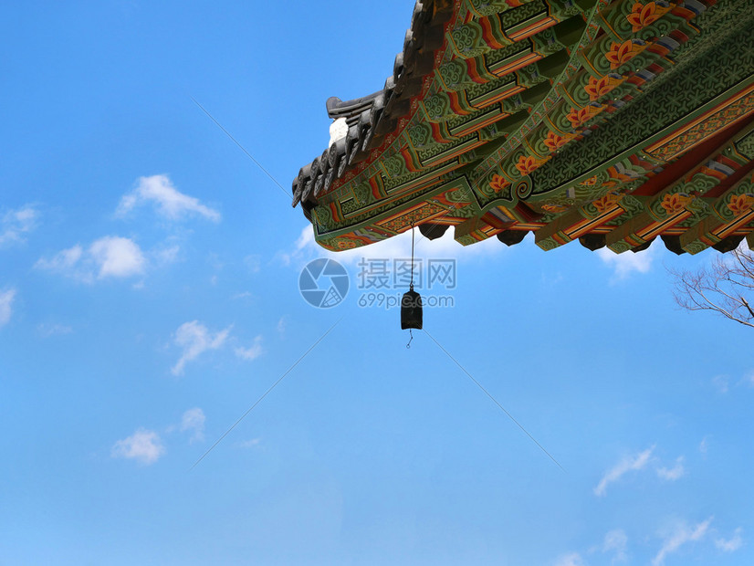 韩国佛教寺庙屋顶蓝色天空下有小铃声老的修道院宗教图片
