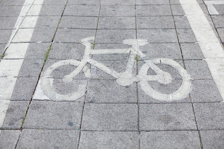 生态的沥青自行车路是公用的自行车道为公共街铺路运输图片