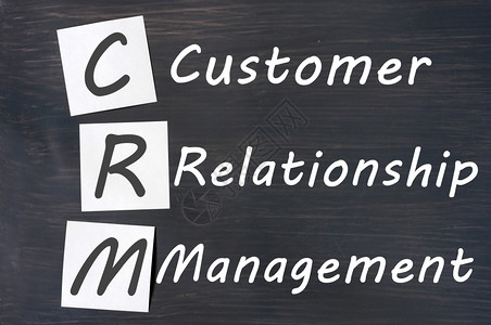 老的CRM缩略语客户关系管理写在黑板上用过的色图片