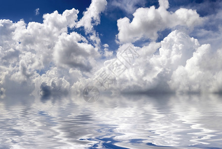 打消神秘多云的泛雾地平线水上云层反射图片