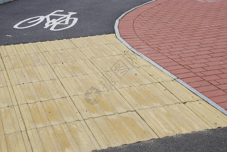 城市里有两处多彩的地道可使用自行车标志红色的旅行路面图片