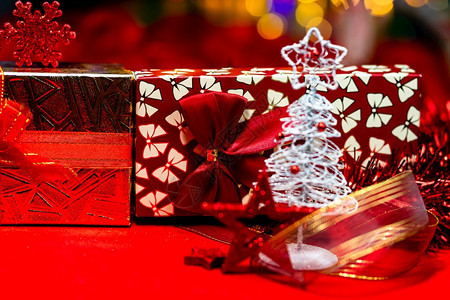 发光的庆典玩具圣诞节装饰和新年假日背景冬季有圣诞装饰品和灯光模糊的冬季图片
