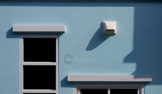白色干燥机通风口和部分窗框面贴蓝色水泥墙壁表面有阳光和影子房屋建筑背景家庭外部建筑设计概念家外结构设计粉彩办公室外部的图片