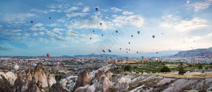 超过空气篮子卡帕多西亚哥雷梅土耳其洛戈斯和商标上空的气球在天中除去卡帕多西亚上空的气球图片