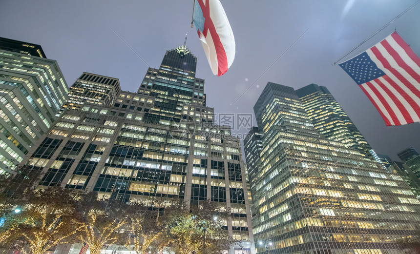 纽约市曼哈顿大楼夜景图纽约曼哈顿移动正面发光的图片