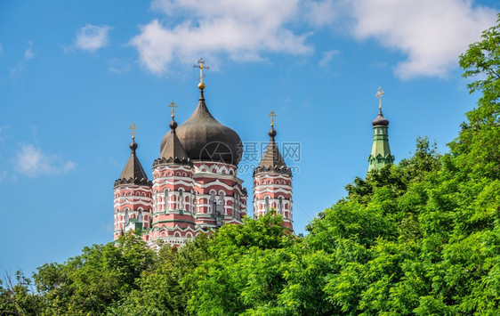 一种乌克兰基辅Feofaniia公园和乌克兰基辅圣潘泰莱蒙大教堂在乌克兰基辅的Feofania公园阳光明媚的暑假日举行人放松图片