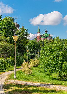 乌克兰基辅Feofaniia公园和乌克兰基辅圣潘泰莱蒙大教堂在乌克兰基辅的Feofania公园阳光明媚的暑假日举行人街道晴天图片