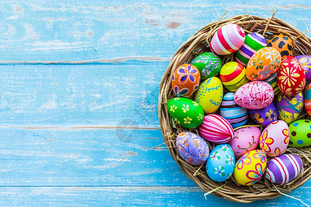 礼物复制饼干活节假期概念彩色复活节鸡蛋在蓝面上篮子中的彩色复活节鸡蛋图片