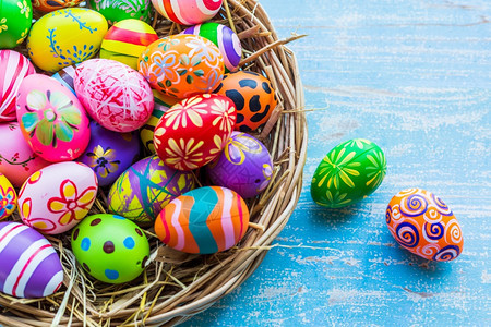 丰富多彩的粉色复活节假期概念彩色复活节鸡蛋在蓝面上篮子中的彩色复活节鸡蛋宗教图片