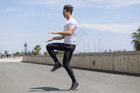 拉伸短裤快乐的男人和跳户外在慢跑前热身健康图片