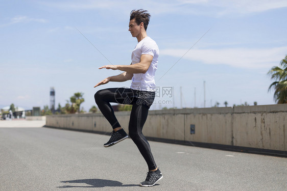 拉伸短裤快乐的男人和跳户外在慢跑前热身健康图片