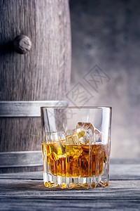 气泡圆杯威士忌在木桶背景下加冰方块的威士忌温度苏格兰人图片