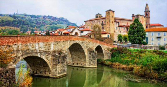 欧洲莫纳斯特罗意大利中世纪村庄皮埃蒙特地区与修道院和老桥的博尔米达视线风景如画图片
