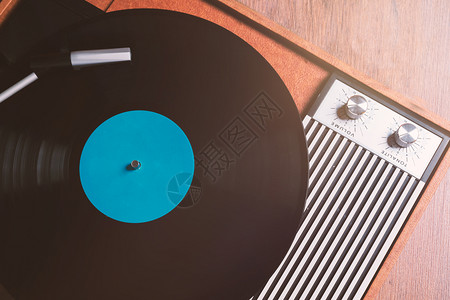 声音在木制桌子上有黑乙烯唱片的古老克纳默语顶端视图关闭信用风格1970年代迪斯科图片