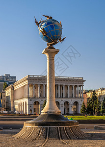 纪念碑乌克兰基辅0712零8千米信号在乌克兰基辅的迈丹纳萨列兹赫诺斯提上以地球为形式的全标志在乌克兰基辅一个阳光明媚的夏日清晨零图片