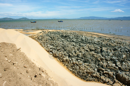 开垦难的海滩越南BinhDinh省QuyNhon的回溯项目在水中填满沙子以制定建筑计划试图改变自然为人类谋利填充海边土壤图片