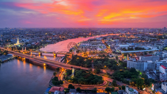 美丽的化该地区PhraPhutthaYodfa桥是一座梁在暮色中将首都与曼谷吞武里一侧之间的通信联系起来橙细节图片