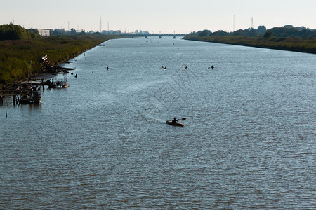 绿色河上独木舟竞赛的轮光片骑术船图片