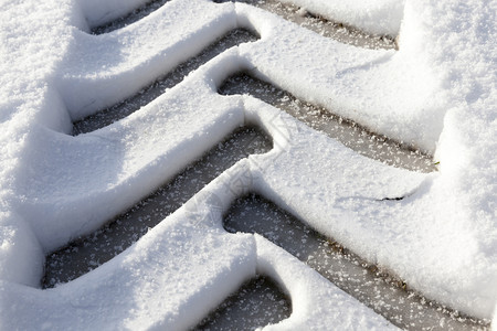 霜交通可以看到在雪上紧贴移动方向和大胎面图的拖拉机车轨迹痕详情如下表1AC54970追踪图片