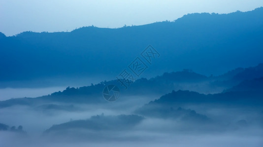 蒙清晨在泰国南普朗卡家公园的山丘和迷雾柔焦点蓝调PhuLangka户外蓝色的图片