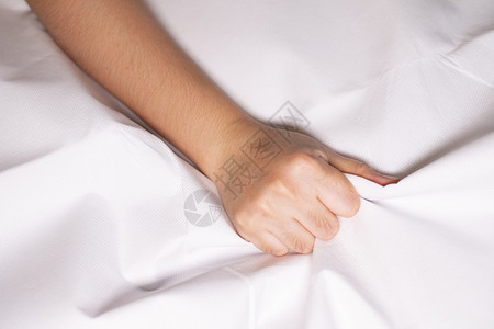 妇女用手挤住床单颜色是白的女人们材料图片