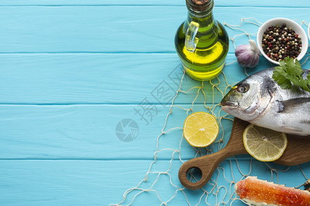 美食饮木制的上方查看含调味油的鱼图片