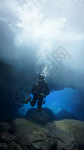 西班牙深度幻想光中的Scuba潜水员阳光图片