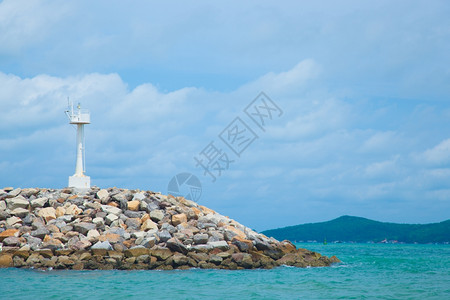 港口海洋沿地区灯塔在沿海岩石上漂浮到中村庄图片