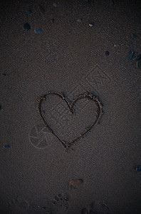 沙滩上的手写爱心图片