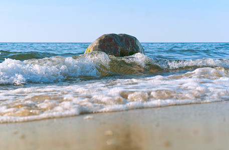 海浪击中岸在岩石上破碎海浪在岸岩石上破碎海浪撞击岸支撑结石沿图片
