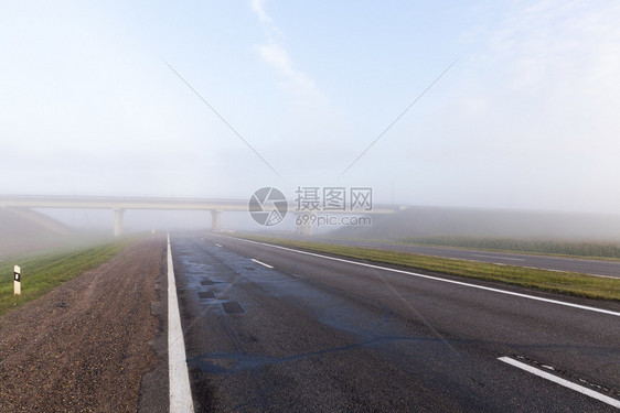 天超过在大雾中公路计划桥雾的对面修建了一座大型道路桥梁恐惧图片