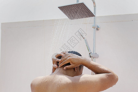 服用滴男子在户外卫生间洗澡白色的图片