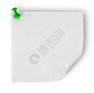 白色贴纸上着包角落的白贴纸被钉在绿色办公室针头上孤立在白色背景上刺固定夹子图片