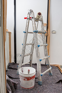 楼梯和油漆地板用保护膜覆盖的工具楼梯和油漆地板用保护膜覆盖的工具内部为了刷子图片