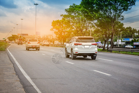 公路上驾驶汽车公路运输上的车辆交通太阳天空图片