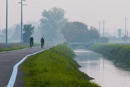 场地在小溪附近的农村自行车路和雾中桥上的老年人迷雾地点的桥梁薄清楚图片
