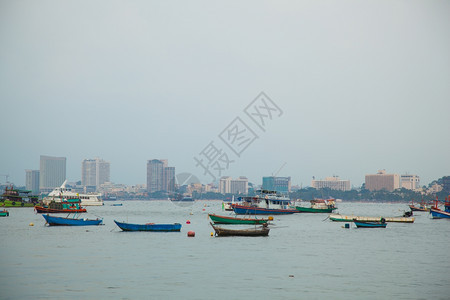 太阳海浪在上停泊的小型渔船海上停泊的小型渔船芭堤雅图片