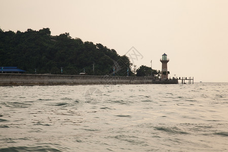 海洋沿岸的灯塔警报和监测自然灾害并监测自然灾害港口危险图片