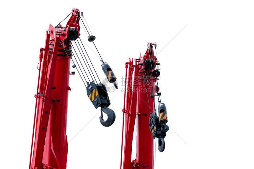 红色的用于重型起建筑机在白色背景下被隔离建筑业带钩子的红色起重机用于吊60T和3T负载起重机出租经销建筑业务力量造图片