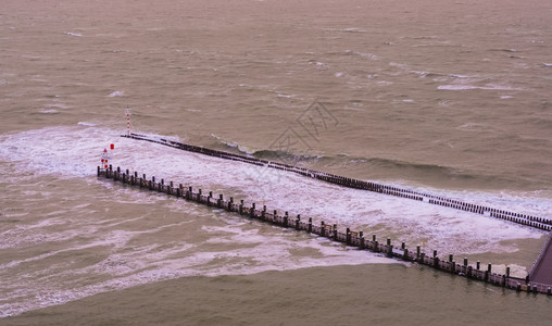 平台荷兰泽海浪高涨的野外风浪大的狂欢小灯塔和风景等级图片