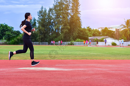 速度行动跑步女在阳光下慢跑或晚上步女士慢或锻炼女步者或孩年轻的图片